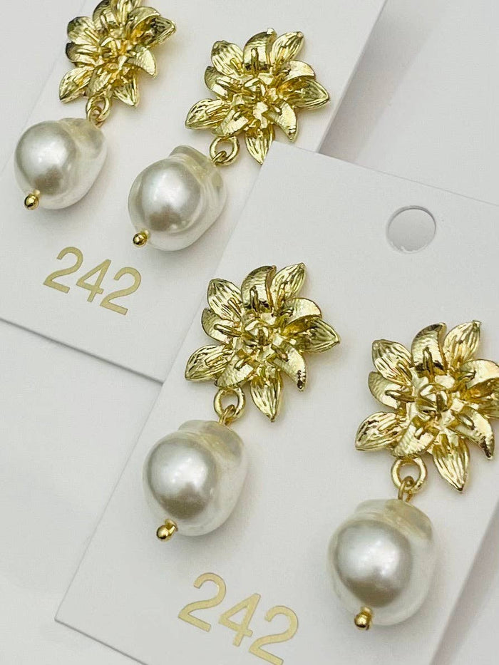 CHIC - Floral Pearl Dangle (gold) ER801