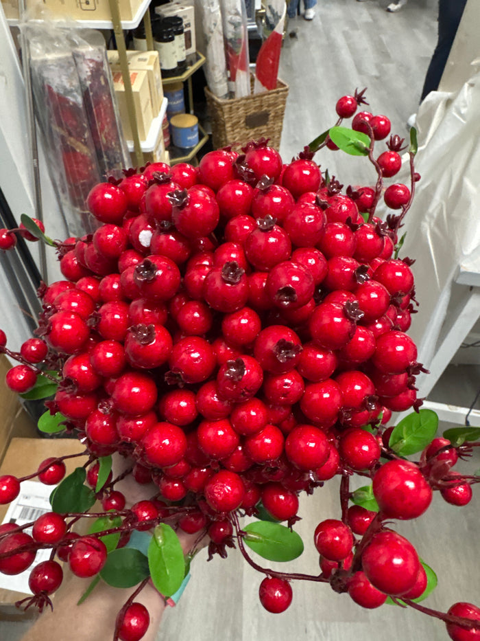 NATURAL BERRY RIDGE KISSING BALL